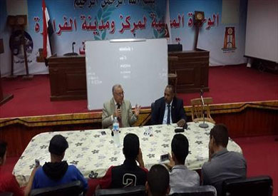 غازى البنوانى وكيل وزارة التعليم بالوادى الجديد يختتم شرح دروس اللغة العربية بالفرافرة