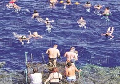 سائحين فى أحد منتجعات شرم الشيخ تصوير احمد عبد اللطيف