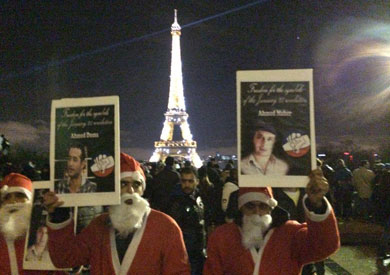حركة شباب 6 إبريل فرنسا، تتظاهر أمام برج إيفل ليلة الكريسماس