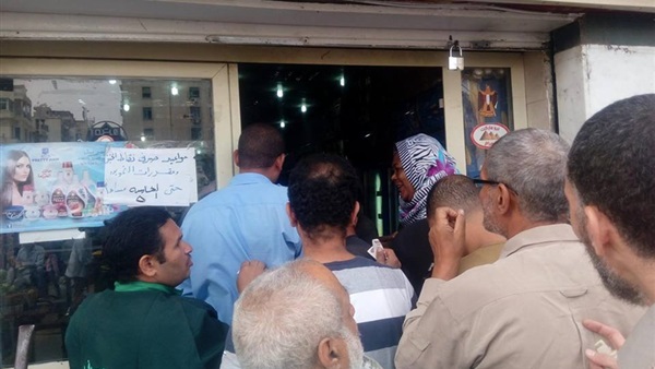 زحام شديد أمام مجمع جاردن سيتي الاستهلاكي لتوافر كميات كبيرة من السكر