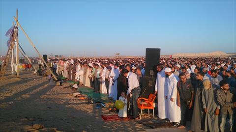 آلاف المصلين بساحات صلاة العيد بالوادى الجديد
