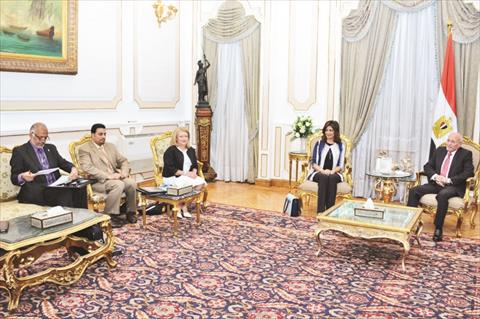 العصار خلال استقباله نبيلة مكرم وعدد من علماء الهندسة النووية