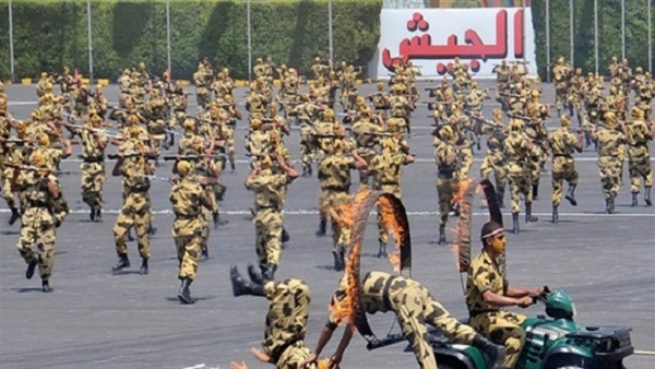 طلاب الكلية الحربية يؤدون تدريبات اللياقة البدنية ومهارات الدفاع عن النفس