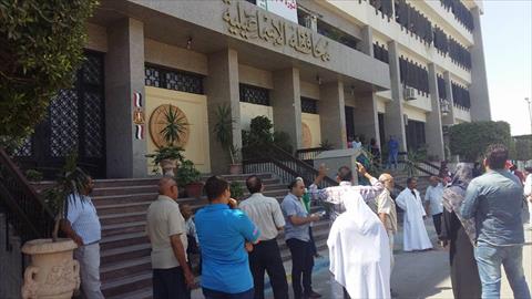 وقفة لسكان عمارات"الكوكاكولا" بالإسماعيلية احتجاجا على اخلال المحافظة بعقد الوحدات البديلة