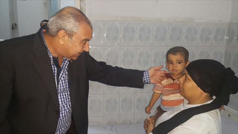 محافظ المنيا يطمئن على طفل مصاب بحادث الصحراوى الشرقى