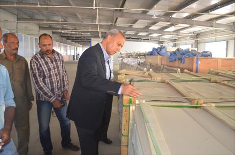 محافظ قنا يتفقد إنشاء مجمع مصانع الطاقة المتجددة