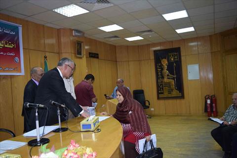 تسليم زى مدرسىي للاسر الاولى بالرعاية