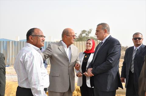 محافظ الجيزة يتفقد رصف طريق المحولات في أبو رواش