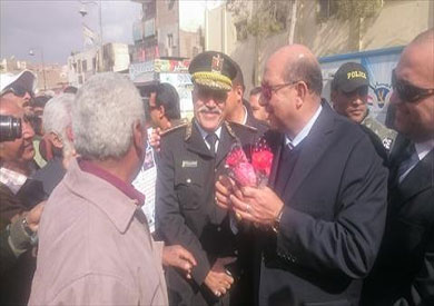 مدير أمن السويس يوزع الورود علي المواطنين بميدان الأربعين في ذكري ثورة 25 يناير