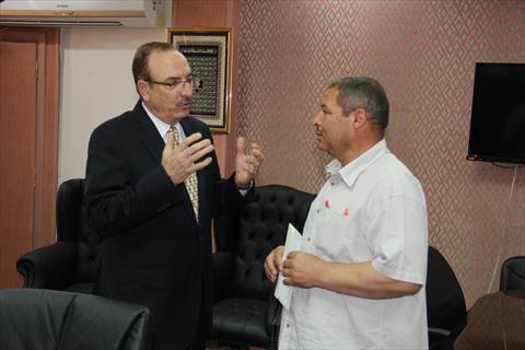 محافظ بني سويف يسقبل والد الشهيد مجند" أسامة علي عيد" ابن قرية الحلابية