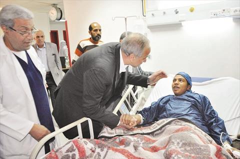 محافظ الوادى الجديد يتفقد القوة كمين النقب الذى تعرض للهجوم الإرهابى المسلح