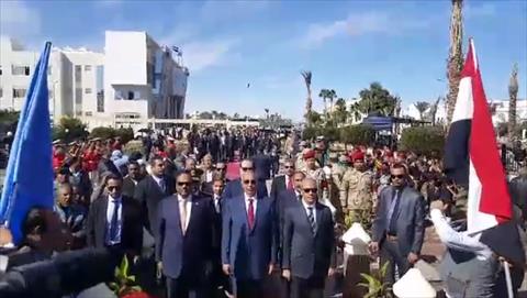 المحافظ اثناء وضع أكاليل الزهور