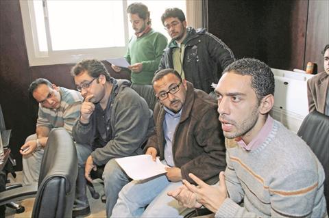 عدد من شباب الثورة في أحد اجتماعات اللجنة