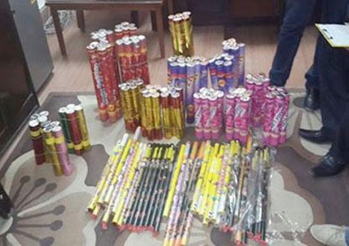 مصادرة 50 ألف صاروخ ناري مطروحة للبيع في أسواق الغربية