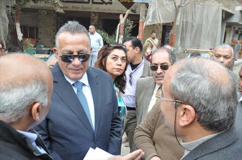 محافظ الجيزة خلال تفقده مشروع إحلال وتجديد خط الصرف الصحى بشارع العروبة من القومية العربية