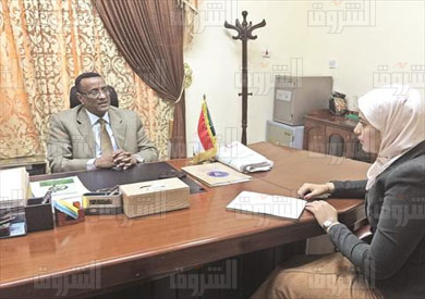 مساعد الرئيس السوداني أثناء الحوار مع محررة «الشروق»