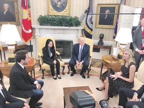 ترامب خلال استقباله آية حجازي بالبيت الابيض