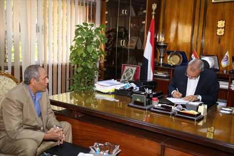 محافظ قنا يوقع علي حملة "علشان تبنيها"