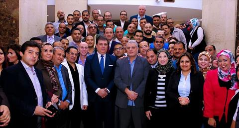 كرم حسين زين رئيس الهيئة الوطنية للإعلام، فرق عمل التغطية الإعلامية لكافة فعاليات منتدى شباب العالم، الذي عقد مؤخرا تحت رعاية وبحضور الرئيس عبدالفتاح السيسي، وذلك خلال اللقاء الذي عقده رئيس الهيئة الوظنية للإعلام بمبنى ماسبيرو، مساء أمس الإثنين، بفريق العمل.