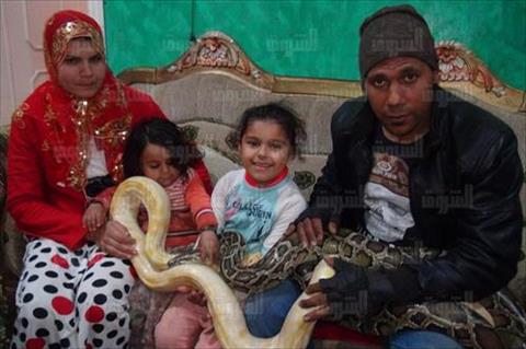 صائد الثعابين بين ثعابينة و اسرتة تصوير نعمان سمير