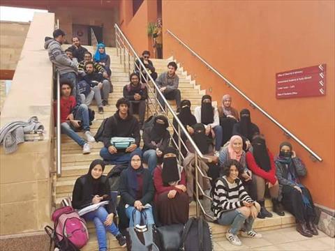 مسيرات مستمرة داخل «الأمريكية» للتضامن مع الطالبات المنتقبات