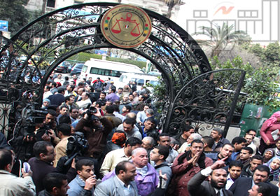 المحامون الغاضبون خلال وقفتهم الاحتجاجية أمس    تصوير: جيهان نصر