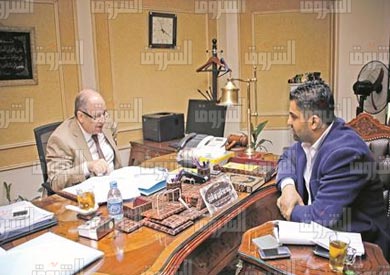 المستشار احمد ابو العزم مع محرر الشروق تصوير هبة الخولى