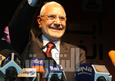 أبو الفتوح يحيي الحاضرين    تصوير: محمد نوهان
