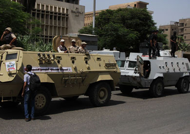 انتشار لمدرعات الجيش والشرطة أمام جامعة القاهرة