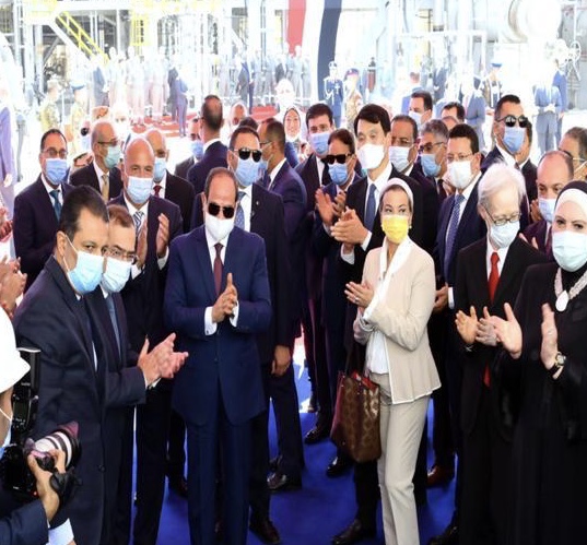 الرئيس السيسي مع مدبولي والملا وأحمد هيكل في مسطرد مع عمال الشركة المصرية للتكرير