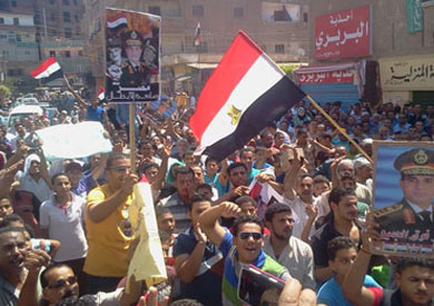 مواطنون يرفعون صورا للسيسي