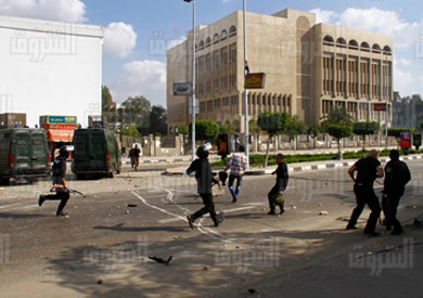 الاشتباكات بين قوات الأمن وطلاب جامعة الأزهر - تصوير: مجدي إبراهيم