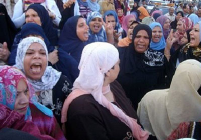 صورة أرشيفية لاحتجاجات عمال مصنع دولفين للملابس الجاهزة