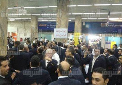 موظفو الجمارك يواصلون الاعتصام في صالة 1