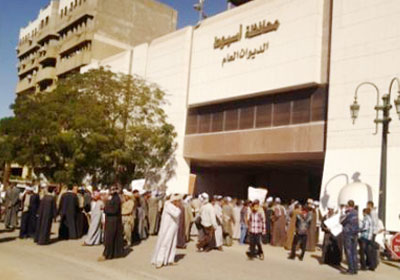 مظاهرات أمام محافظة أسيوط - أرشيفية