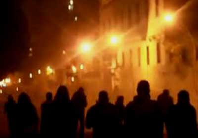 جانب من حالات الكر والفر المستمرة بين متظاهرين وقوات الأمن بمحيط وزارة الداخلية