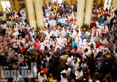 وقفة احتجاجية للأطباء بمستشفى قصر العينى الفرنساوى أمس تصوير هبة خليفة