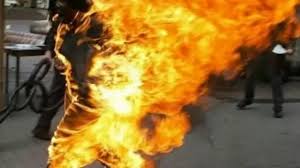 شخص يشعل النار في طباخ بعد «وصلة هزار»