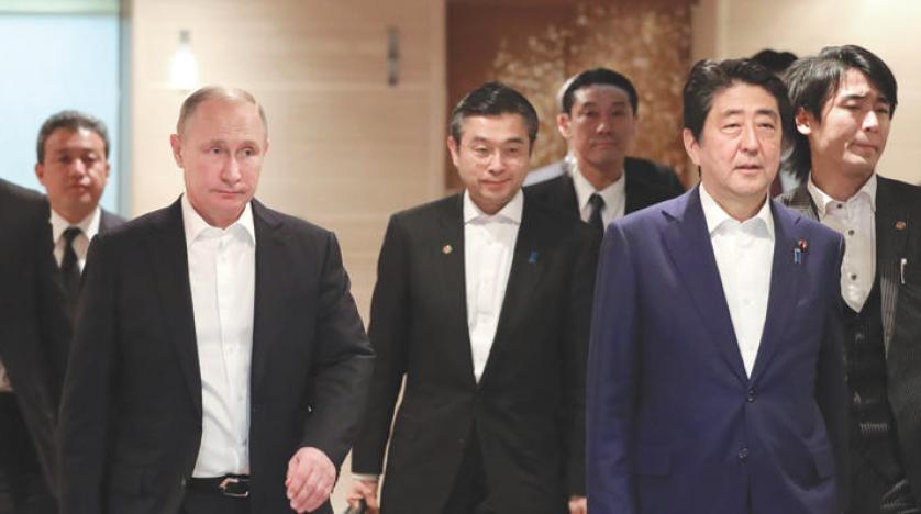 نائب رئيس الوزراء الروسي يعقد اجتماعا مع رئيس وزراء اليابان