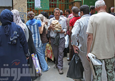 خبراء: الحكومة حققت فشلًا ذريعًا في القضاء على طوابير الخبز