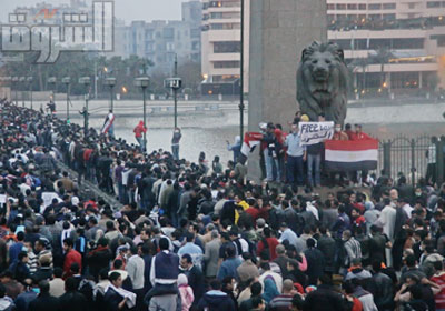 الثوار علي كوبري قصر النيل في طريقهم لميدان التحرير يوم جمعة الغضب العام الماضي    تصوير: هبة خليفة