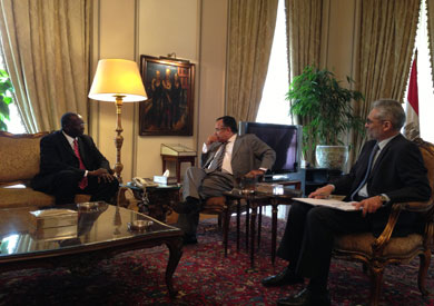 فهمي خلال لقائه بسفير جنوب السودان