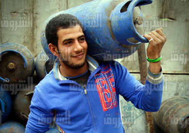 فرحة الحصول علي «أنبوبة»..مشهد لا يتكرر - تصوير:صموئيل محسن