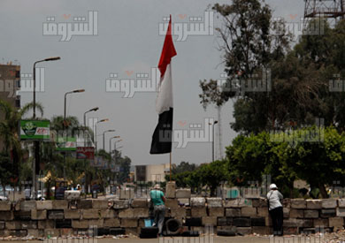 كل يوم تزداد التحصينات حول رابعة العدوية - تصوير : على هزاع