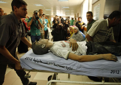مصاب فلسطيني يتلقى العلاج بالمستشفيات المصرية