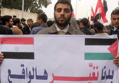 لافتة تختزل مطالب الفلسطينيين من مصر خلال مساندة شبابية للثورة المصرية (الجزيرة نت)