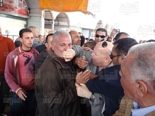 محافظ بورسعيد يضع يده على فم تاجر لمنعه من الحديث عن الفساد - خاص «بوابة الشروق»