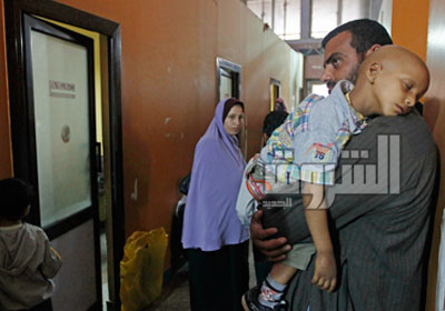 عدد من المرضى داخل المركز القومي للأورام – أرشيفية