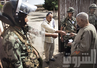 الكثيرون يأملون فى حياد المجلس العسكرى لتجنب مصر أية مخاطر