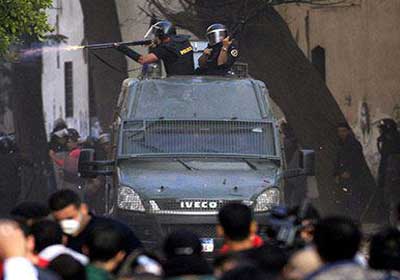 إحدى الصور تظهر استخدام قوات الأمن للرصاص المطاطي والأسلحة ضد المتظاهرين في ميدان التحرير